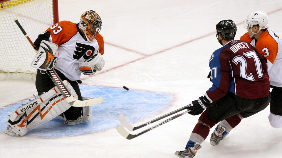 HANG IKKE MED: Keeper Brian Boucher hos Philadelphia Flyers redder et skudd fra Quincey, men Avalanche vant 5-4. Foto: Doug Pensinger/Scanpix