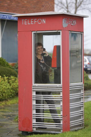 FØRE VAR: Sola kommune vil styre unna stråling fra mobiltelefoner. Sissel Røynstrand er HMS- koordinator i kommunen, som går inn for kabler og mot trådløse nettverk. Foto: Alf Ove Hansen / Dagbladet FØRE VAR: Sola kommune vil styre unna stråling fra mobiltelefoner. Sissel Røynstrand er HMS- koordinator i kommunen, som går inn for kabler og mot trådløse nettverk. Foto: Alf Ove Hansen / Dagbladet