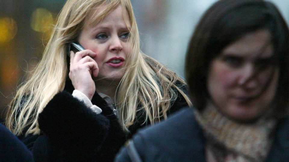 FRYKTER MOBILSTR�LER: B�de forskere og folk flest frykter at mobilen kan skade helsa. Forel�pig er det ingen tegn til at mobiler er helseskadelige, men mange �nsker likevel � endre grenseverdiene p� telefonene. Foto: AP