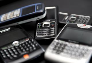 SENDER UT RADIOBØLGER: Mobiltelefoner gjør oss i stand til å kommunisere med folk som oppholder seg et annet sted ved å sende ut radiofrekvente bølger. Foto: EPA/ANDY RAIN SENDER UT RADIOBØLGER: Mobiltelefoner gjør oss i stand til å kommunisere med folk som oppholder seg et annet sted ved å sende ut radiofrekvente bølger. Foto: EPA/ANDY RAIN