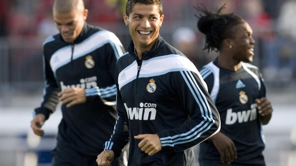 TILBAKE P� BANEN: Real Madrids Christiano Ronaldo er med i troppen som skal spille Champions League-kamp i Z�rich i morgen. Foto: Chris Young/Scanpix/AP