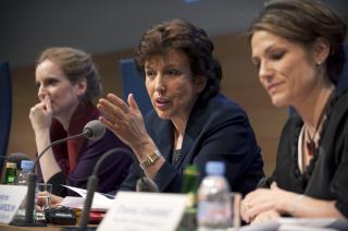 OGS� F�RE VAR: Frankrikes helseminister Roselyne Bachelot-Narquin (i midten) snakket om mobilstr�ling p� en pressekonferanse i Paris tildigere i �r. N� g�r Frankrike inn for mobilforbud p� skolene. Foto: REUTERS/Philippe Wojazer