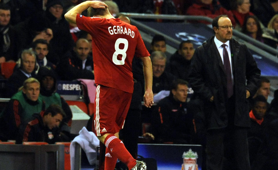 TAPTE MOT LYON: Her g�r Steven Gerrard av banen f�r Lyon vant p� Anfield. I kveld m� Rafa Benitez stole p� franskmennene. Foto: AFP/PAUL ELLIS