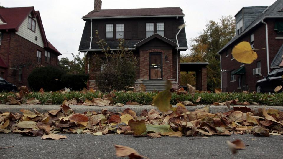 HARDT RAMMET:  Dette huset i Detroit i Michigan st�r tomt etter at eierne valgte � forlate hjemmet for � kvitte seg med l�net. Delstaten Michigan er en av dem som ble hardt rammet av kollapsen i boligmarkedet. Foto:   REUTERS/Rebecca Cook