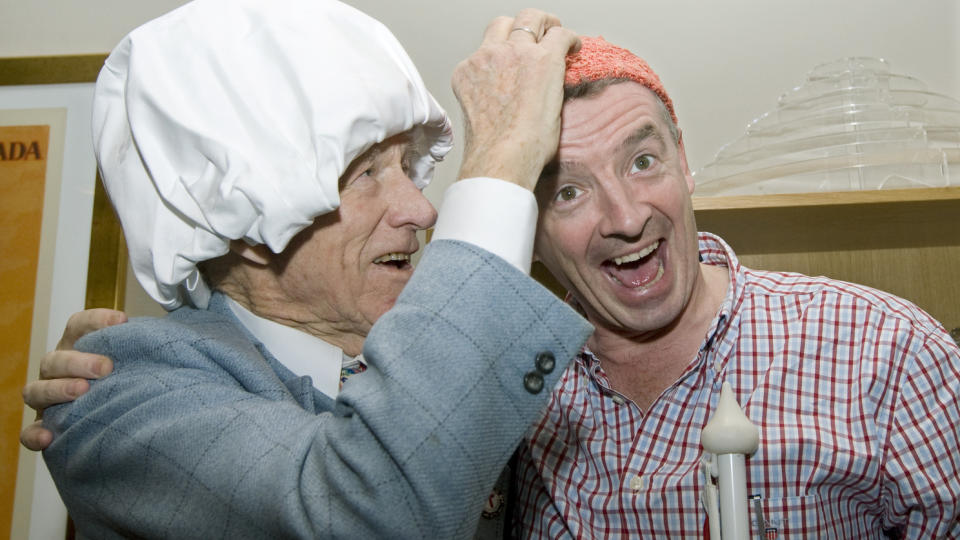 HATTEBYTTE: Olav Thon og Ryanair-sjef Michael O`Leary byttet hodeplagg under pressekonferansen p� Thon Hotel Opera i dag.  Foto: Bj�rn Sigurds�n / Scanpix