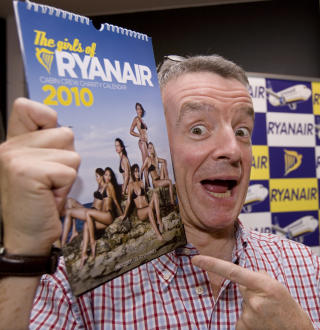 GAVE TIL THON: Michael O`Leary fikk signert bok av Thon. Tilbake fikk hotellkongen neste �rs kritiserte Ryanair-kalender med et utvalg av selskapets kvinnelige ansatte p�. Foto: Bj�rn Sigurds�n / Scanpix