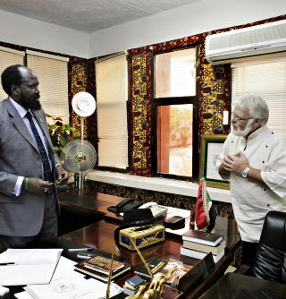 AFRIKA-KJENNER: NRKs tidligere Afrika-korrespondent Tomm Kristiansen p� kontoret til presidenten i S�r-Sudan, Salva Kiir. Foto: Espen R�st / Dagbladet