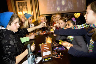 HEKTISK: Mystery skriver autografer til ivrige jenter.