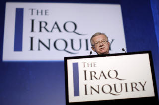 GRANSKER: Den erfarne embetsmannen John Chilcot gransker britenes milit�raksjon i Irak. Det er kommet fram at begrunnelsen bak invasjonen p� langt n�r var like god som Tony Blair ga uttrykk for. Foto: AP Photo/Matt Dunham/Scanpix