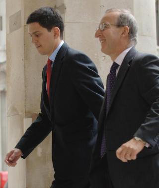 SPURT UT: Sir Peter Ricketts (t.h), i dette arkivbildet fotografert sammen med utenriksminister David Miliband. Foto: AP/Scanpix
