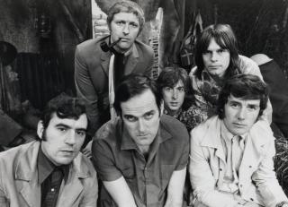 MONTY PYTHON holdt det g�ende fra 1969&mdash;83 og feirer f�lgelig 40-�rsdag i �r. Her er (foran f.v.) Terry Jones, John Cleese, Michael Palin og (bak f.v.) Graham Chapman, Eric Idle and Terry Gilliam avbildet i 1969. Foto: AP Photo/IFC/SCANPIX