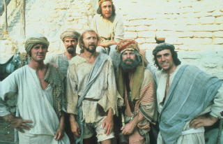 SKAPTE BR�K: �Life of Brian�-skuespillerne (f.h.): Michael Palin, John Cleese, Graham Chapman, Terry Gilliam og Terry Jones. Eric Idle st�r bak. Foto: SCANPIX