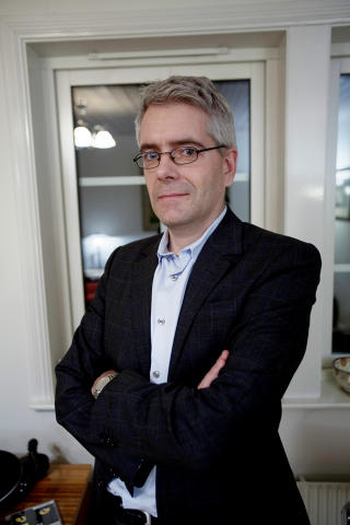 FORSVARER MUELLER: - Sk�yteforbundet har hausset opp Mueller i seks �r, fram til fredag. Da var han plutselig uforenlig med verdiene deres, sier 
advokat Christian Stang V�land til Dagbladet. 
Foto: Stian Lysberg Solum / Scanpix