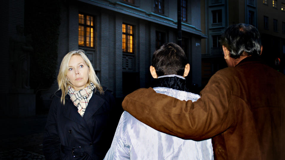 VITNE: Gutten som n� er 19 �r er i Bergen sammen med sin far for � vitne mot politimannen. De st�ttes av bistandsadvokat Beate Hamre. Foto: Leif Stang