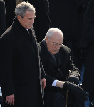 - M�RKEMENN: Jones gir ekspresident George W. Bush og tidligere visepresident Dick Cheney en stor del av ansvaret for at verden har blitt mer intolerant n�. Foto: AFP PHOTO/ ROBYN BECK/SCANPIX