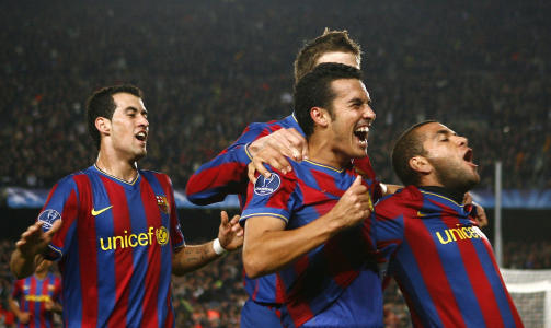 TIL TOPPS: Pedro Rodriguez (i midten) feirer 2-0-m�let med Dani Alves (t.h.), Sergio Busquets (t.v) og Gerard Pique.Foto: Albert Gea, Reuters/Scanpix