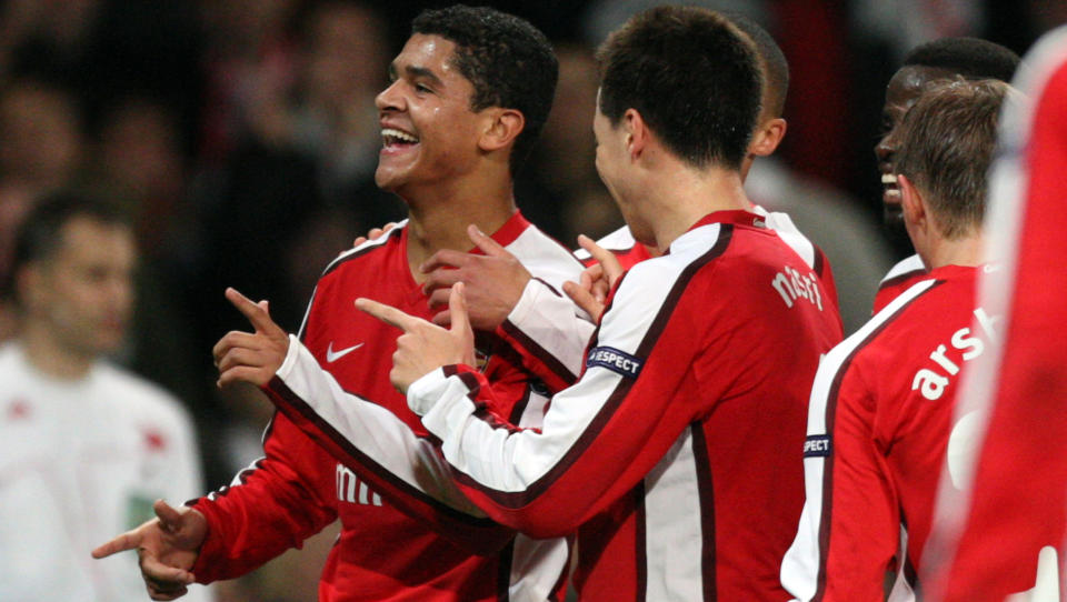 FIKK DR�MMETREFF: Denilsons vingleskudd fra 30 meter ble for mye � h�ndtere for Standard Lieges keeper. Med 2-0 er Arsenal klare for cupspillet. Foto:  AP Photo/Tom Hevezi)