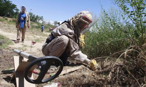  MINERYDDER:  En britisk soldat graver opp en landmine i Bagram nord for Kabuk. Eksperter regner med at det er mellom fem og sju millioner landminer i Afghanistan. Foto: RICHARDO MAZALAN, AP/SCANPIX.