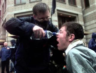  OPPHETET II:  En domstrant hjelper en annen med vann i �ynene etter politiets bruk av t�regass i april 2000. Spenningen var elektrisk etter oppt�yene i Seattle �ret f�r. Arkivfoto: AP/SCANPIX.