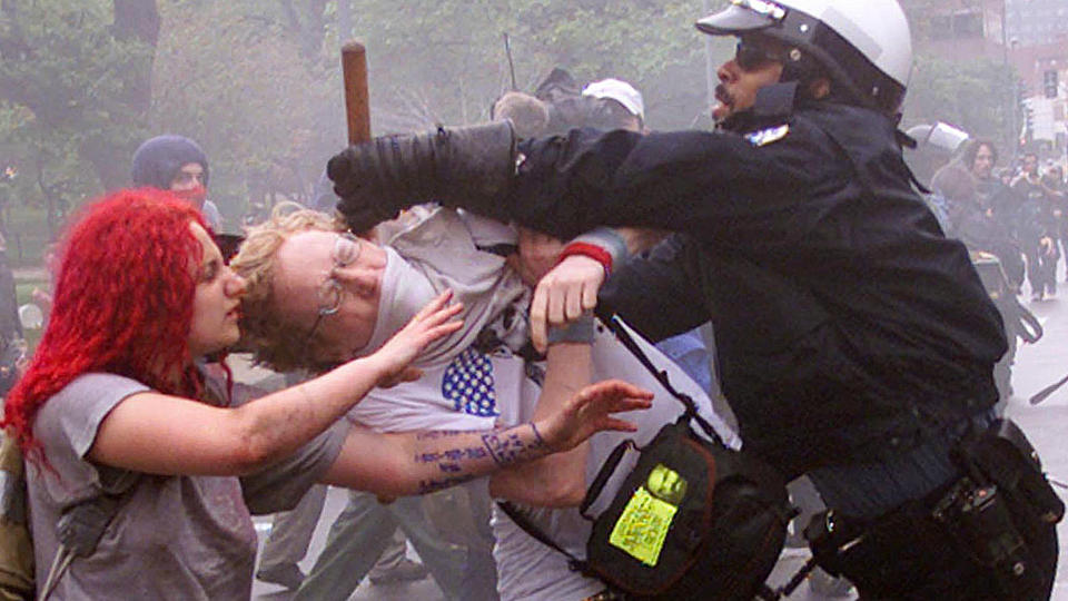  OPPHETET I:  Politiet brukte k�ller etter � ha spredt t�regass blant demonstrantene i Washington D.C.  17. april 2000. N� f�r rundt 700 demonstranter over 100 000 kroner i erstatning hver. Arkivfoto: REUTERS/SCANPIX.