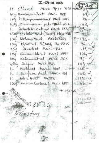 KJEMIKALIELISTER: Denne var blant listene politiet fant da de arresterte tre egyptere i �rhus i 1993. Kjemikaliene er stilt opp slik at det ser ut som en oppskrift p� sprengstoff. Men opphavsmannen forklarte at han ville starte eksport av kjemikalier, og ble frikjent. Foto PET
