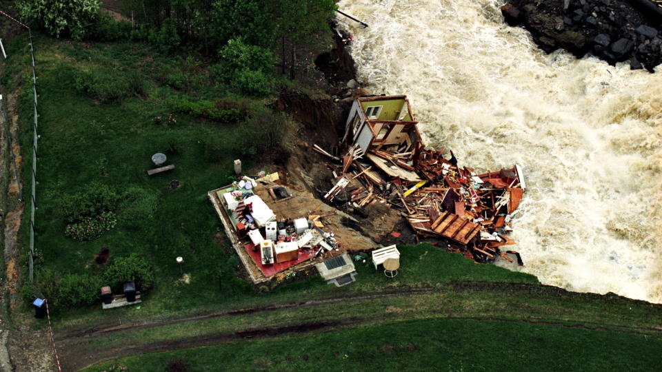 IKKE FULLT S� ILLE: Det er ventet fem�rsflom p� �stlandet, og fortsatt h�y vannf�ring vestp�. Det blir under ingen omstendigheter s� ille som under storflommen i 1995 - her p� Tretten i Gudbrandsdalen. Foto: Jacques Hvistendahl/Dagbladet