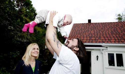 VIKTIGE: Hans-Erik Dyvik Husby fortalte i Dagbladet Magasinet tidligere i �r �pent om sitt beint�ffe rockestjerneliv, og hvor viktige Gro Skaustein og datteren Else Victoria er for ham.   Foto: Lars Myhren Holand / Dagbladet