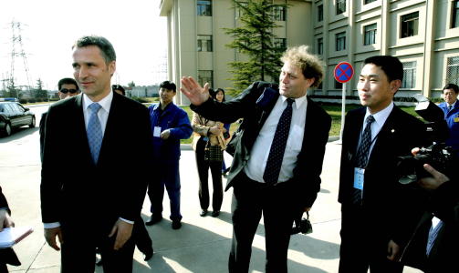 P� PLASS: B�de statsminister Jens Stoltenberg og Bellona-leder Frederic Hauge kommer til K�benhavn. Her fra en tur til kullkraftverk i Kina.Foto: Jacques Hvistendahl