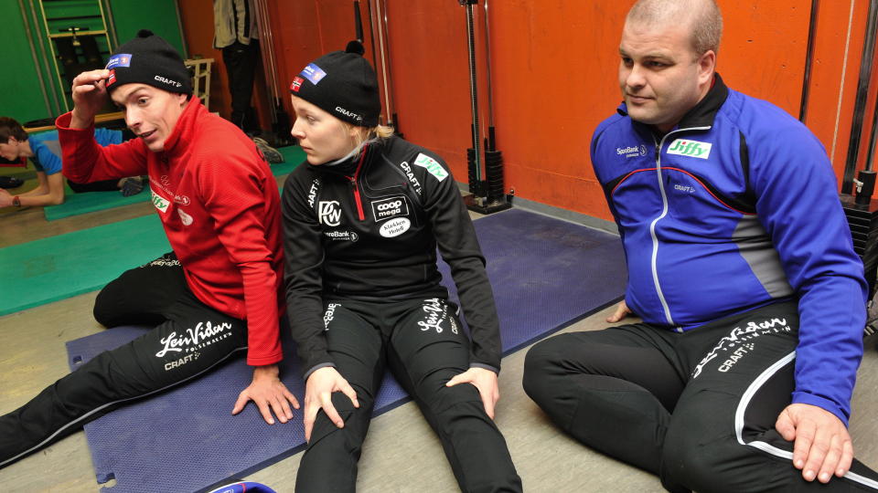 TEAM HAUGLI: Trener Knut Andreas Ramsrud (t.h) snakket med Maren Haugli i g�r, og sier at sk�ytel�peren har det bra. Her sammen med broren Sverre (t.v). Foto: Erik Berglund/Dagbladet