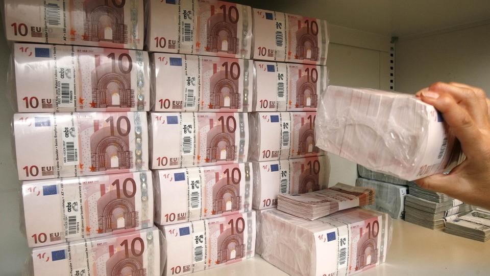 L�NTE FRA DE RIKE: Den kvinnelige sjefen for den lille lokalavdelingen tok penger fra kontoene til de rike kundene for � dekke inn kreditten hun ga til de fattige. Det f�rte til store tap for banken. Foto: SCANPIX