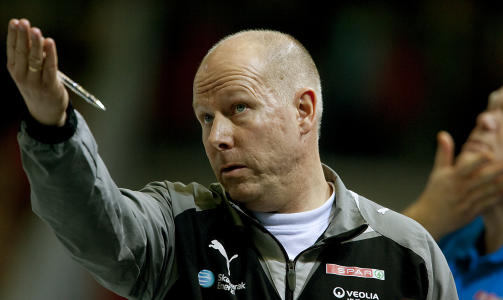BEKYMRET: Larvik-trener Karl Erik B�hn frykter for Tonje Larsens kne.