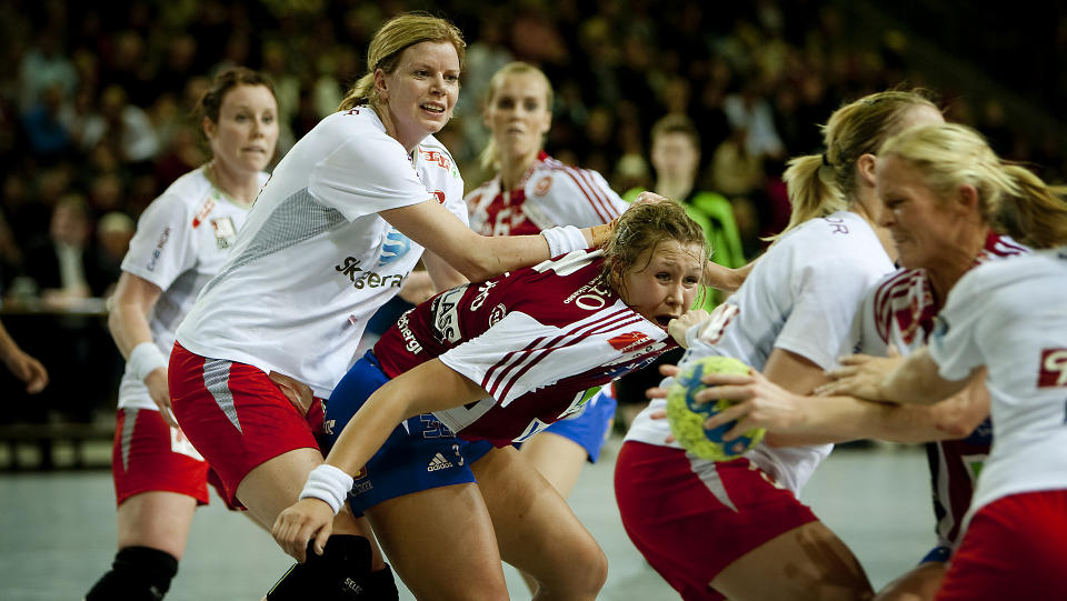 T�FFE TAK: Det gikk hardt for seg da Larvik spilte uavgjort 28-28 mot By�sen i g�r kveld. T�ft blir det ogs� i VM, for Tonje Larsen og et s�rt kne.