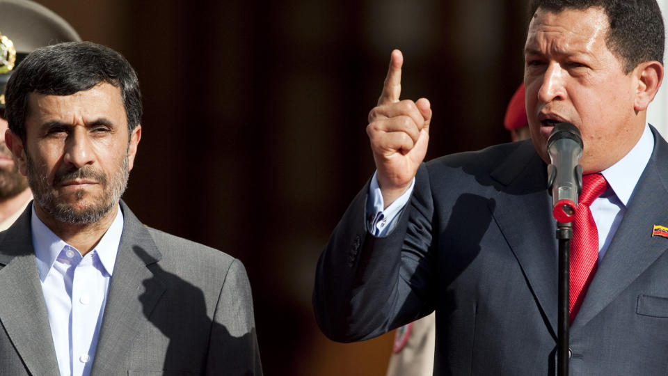KRITISERER ISRAEL:Venezuelas president Hugo Ch�vez har bes�k av sin iranske kollega Mahmoud Ahmadinejad. Ch�vez brukte m�tet til � kritisere Israel. Foto: REUTERS / Carlos Garcia Rawlins / SCANPIX