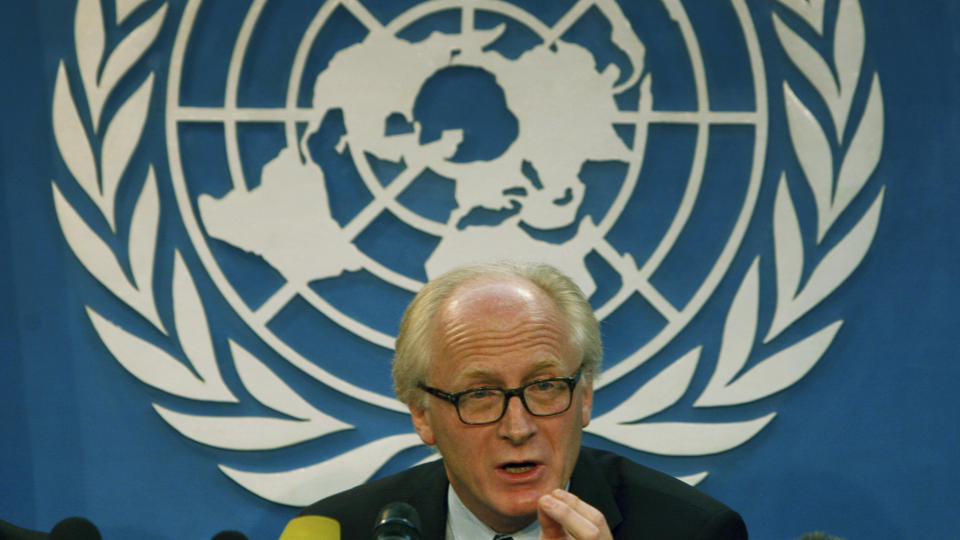 - B�R TREKKE SEG: FNs spesialutsending til Afghanistan, nordmannen Kai eide, f�r skarp kritikk i en fersk rapport om Afghanistan. ICG, som st�r bak rapporten, mener Eide b�r trekke seg. Foto: REUTERS / Jerry Lampen / SCANPIX