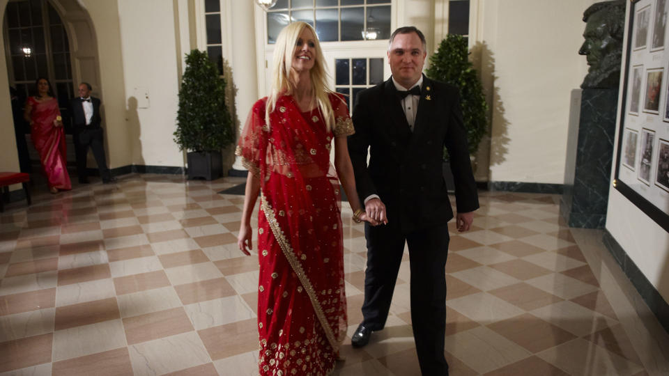 SNEK SEG INN: Tareq Salahi og Michaele Salahi poserte for fotografene p� vei inn. Foto: AFP PHOTO/Mandel NGAN/Scanpix
