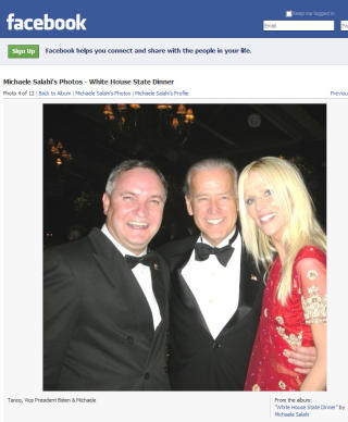 MED VISEPRESIDENTEN: Salahi-ekteparet og visepresident Joe Biden. Foto: AP/Facebook/Scanpix