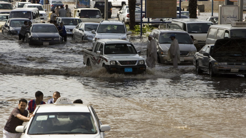 FLOM: Gatene er oversv�mt i Jeddah. Foto: REUTERS/Caren Firouz/Scanpix