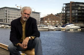 BIDRAR I HUMORBOKA: Hans Rotmo.

Foto: Tom E. �sthuus.