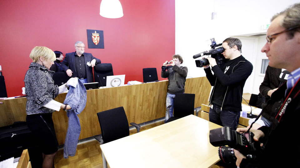 VISTE FRAM BUKSENE: Politiadvokat Jorid Kile Berg viser fram Erik Andersens bukser til media. Foto: THOMAS ANDERSEN