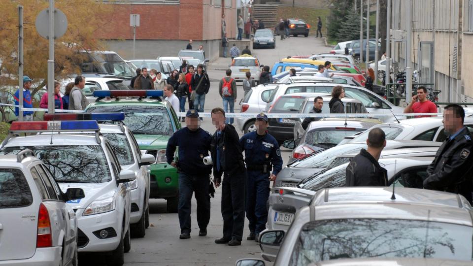 SKYTING: Politiet sperret av et stort omr�de evd skolen. Foto: Ferenc Kalmandy/EPA/Scanpix