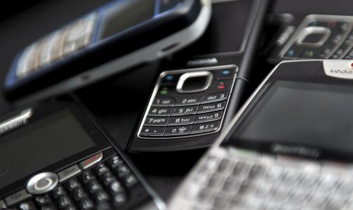FRYKTER MOBILSTR�LER: B�de forskere og folk flest frykter at mobilen kan skade helsa og mange �nsker likevel � endre grenseverdiene p� telefonene. Foto: AP/EPA/ANDY RAIN