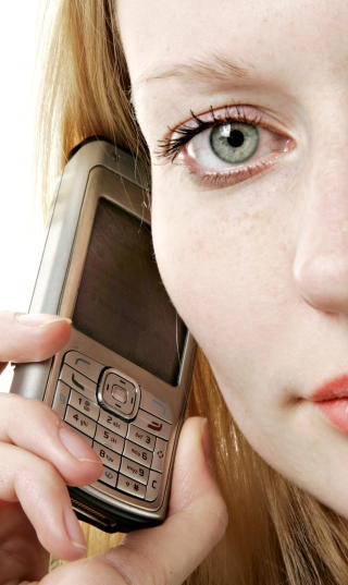 SENDER UT RADIOB�LGER: Mobiltelefoner gj�r oss i stand til � kommunisere med folk som oppholder seg et annet sted ved � sende ut radiofrekvente b�lger. Foto: Hans A. Vedlog/Dagbladet