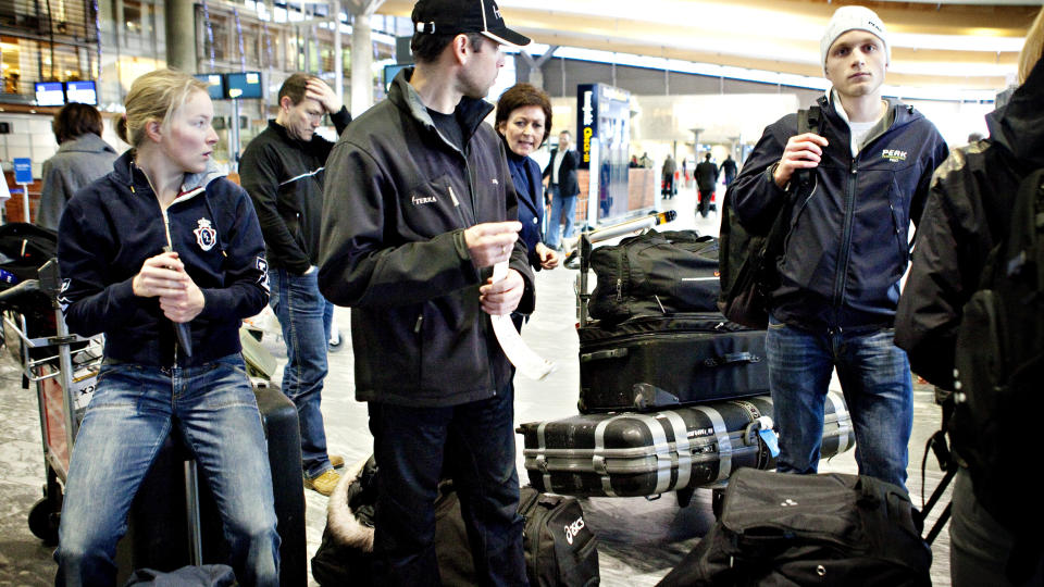 REISTE SAMMEN: Maren Haugli (t.v) og resten av sk�ytelandslaget med H�vard B�kko (t.h. med topplue) reiste i dag til Calgary via Frankfurt for � v�re med i verdenscupen. B�kko hadde v�rt sammen med Peter Mueller for � si ha-det og takk for jobben amerikaneren har gjort. Foto: Nina Hansen / Dagbladet