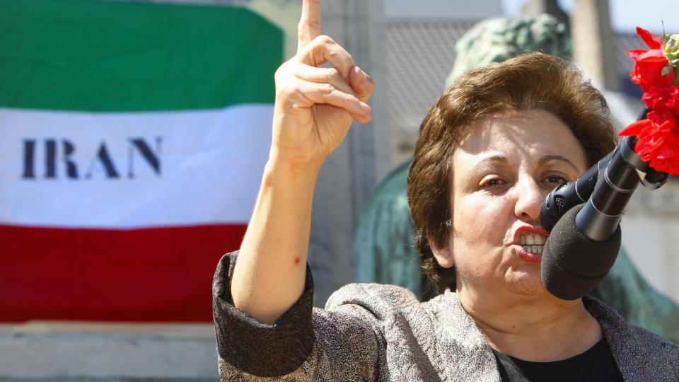 T�FF DAME:  Irans Nobelprisvinner fra 2003, Shirin Ebadi, er en modig og viktig kritiker av det iranske presteregimet. Her holder hun en tale under en demonstrasjon mot det sv�rt omdiskuterte valget i Iran, i Br�ssel i sommer. Ebadi og hennes familie har blitt forfulgt for sine meninger. N� har ogs� iranske myndigheter konfiskert Ebadis Nobel fredsprisdiplom - og medalje. Foto: Scanpix
