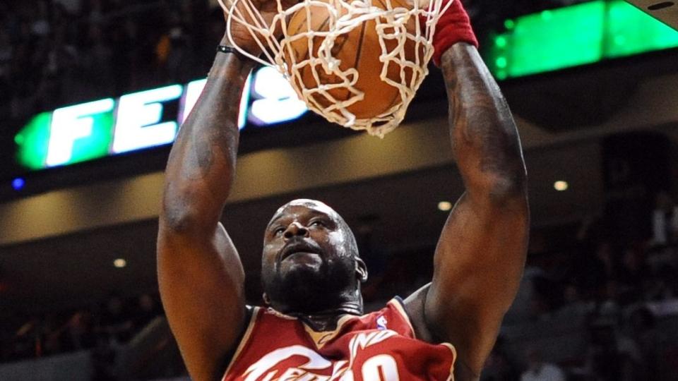 BLE R�RT: Shaquille O'Neal i aksjon p� banen. Han betalte for begravelsen til et ungt drapsoffer i North Carolina. Foto: EPA/ANDREW GOMBERT