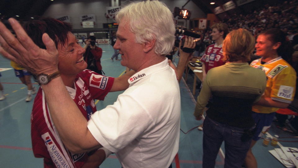 BEDRE VENNER N�: Frode Kyv�g havnet p� forsida av Dagbladet i 1994 etter �husmor�-uttalelsene om Trine Haltvik. Senere har de to skv�ret opp, og er enige om at ting trenere og spillere behandler hverandre bedre n� enn de gjorde da.
Trine Haltvik og Frode Kyv�g klemmer hverandre.