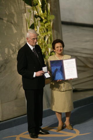 FIKK PRISEN I 2003: Shirin Ebadi sammen med Ole Danbolt Mj�s under utdelingen i Oslo r�dhus. 
 Foto: Geir B�lstad