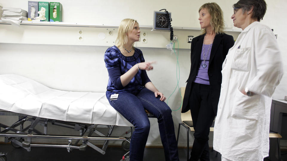 P� LEGEVAKTEN: Byr�d for velferd og sosiale tjenester i Oslo, Sylvi Listhaug (t.v.) ble tatt i mot av fungerende direkt�r Eli Semmerud og avdelingsoverlege Anne Kathrine Nore p� Legevakten i Oslo. De forteller om det kommunale akuttilbudet for rusavhengige. Foto Hans Arne Vedlog