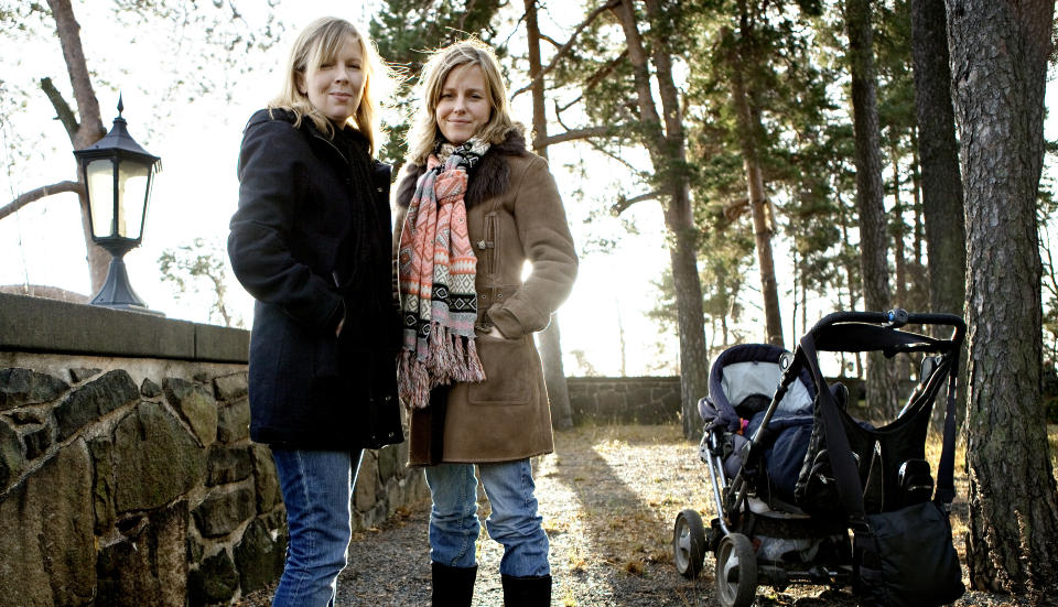 LEDER ARTISTGALLA: Plan Norge hadde fadderaksjon f�rste gang i 1996. H�stens Artistgalla er den �ttende i rekken. Programledere er Silje Stang og Solveig Kloppen, som har en plan om � kapre 5000 flere faddere. Foto: Lars Eivind Bones