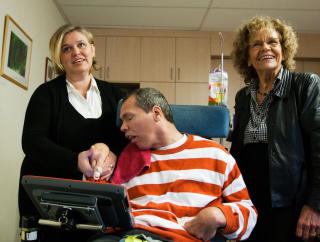 HJELPENDE H�ND: Rom Houben med sin mor (t.h.) og den n� omstridte taleterapeuten Linda Wouters (t.v.) Foto: AFP PHOTO /  JULIEN WARNAND